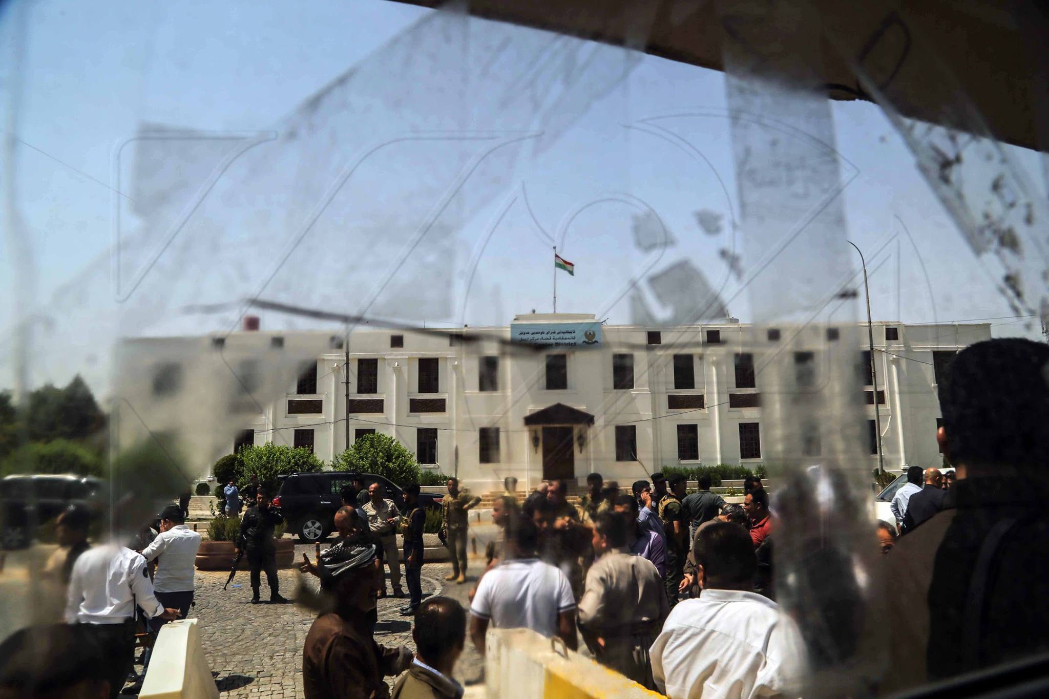 به‌ وێنه‌.. په‌لاماردانى باڵه‌خانه‌ى پارێزگاى هه‌ولێر 